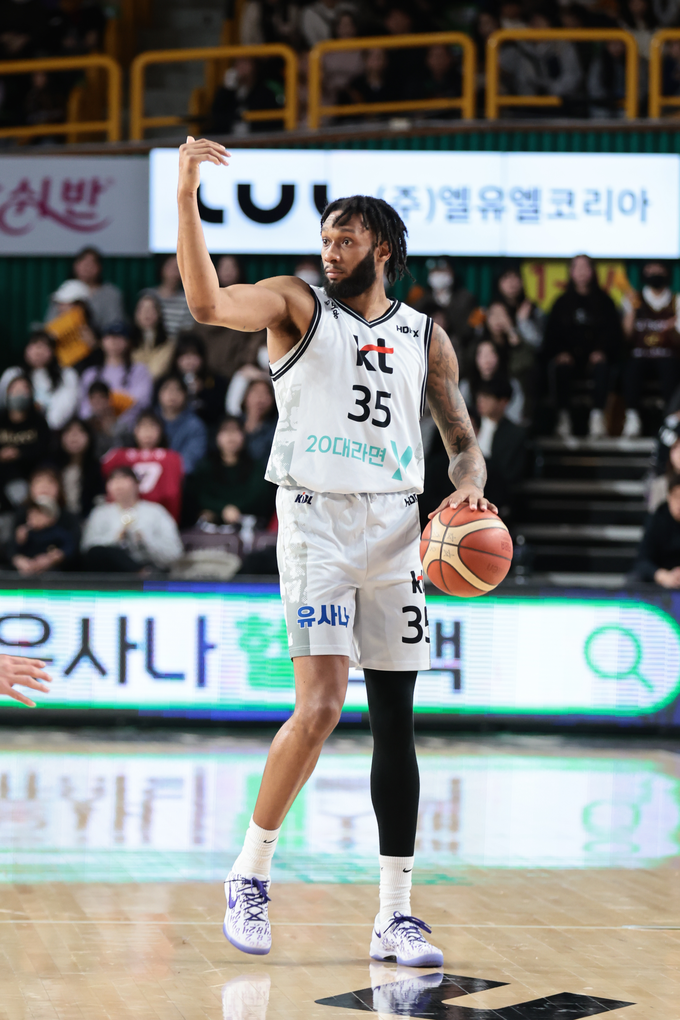 프로농구 수원 kt는 14일 원주종합체육관에서 열리는 정관장 프로농구 정규리그 6라운드에서 원주 DB와 방문경기를 진행한다. 사진은 kt 패리스 배스. (사진=KBL 제공)