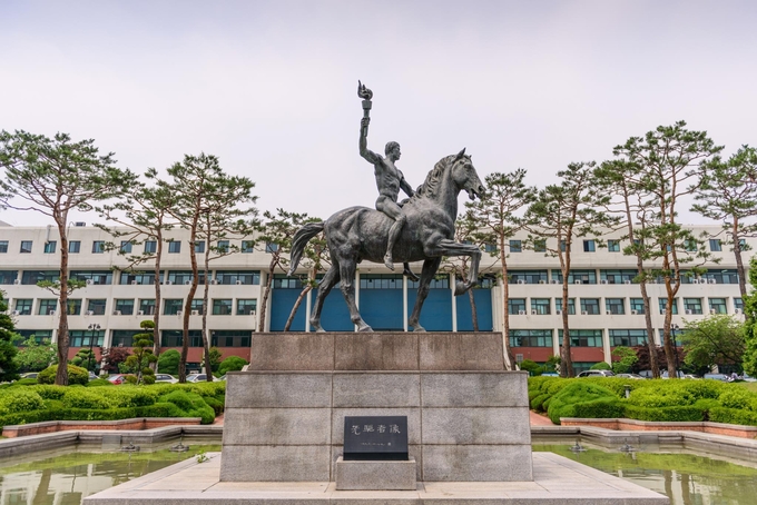 아주대학교 상징물 '선구자상'. (사진=아주대학교 제공)