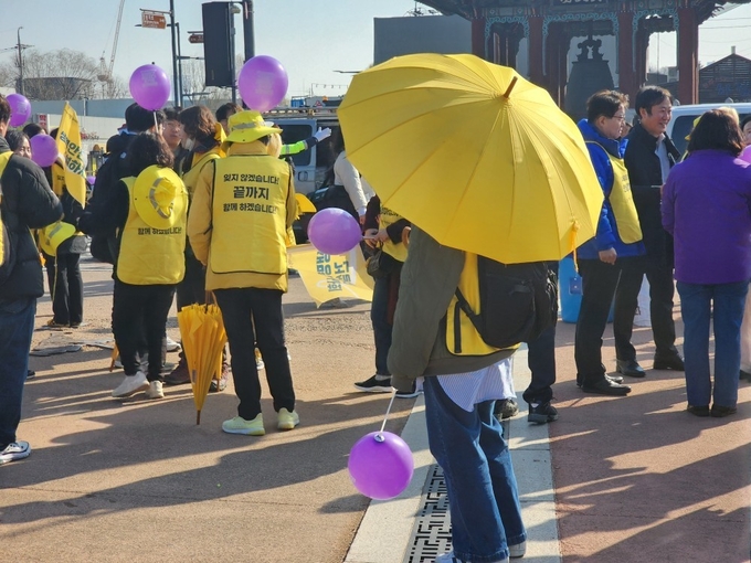 세월호 추모를 위해 모인 행진단들이 노란 우산과 보라색 풍선을 들고 행진을 준비하고 있다. (사진=이보현 기자)
