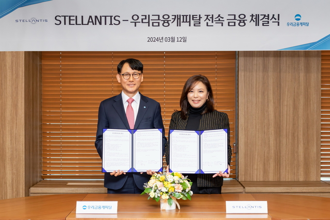 정연기 우리금융캐피탈 대표이사(왼쪽)와 방실 스텔란티스코리아 대표가 전속금융 계약 체결식에서 기념촬영을 하고 있다. (사진=우리금융그룹 제공)