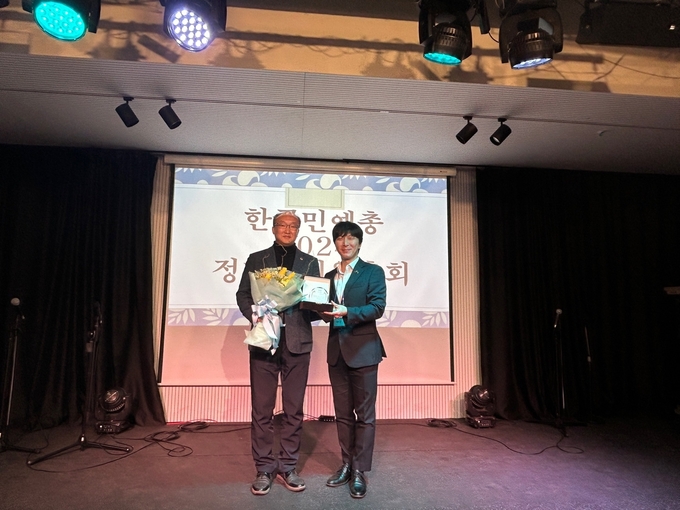 (사)한국민족예술단체총연합으로부터 감사패를 받는 김동영 경기도의원(사진=김 의원 제공)