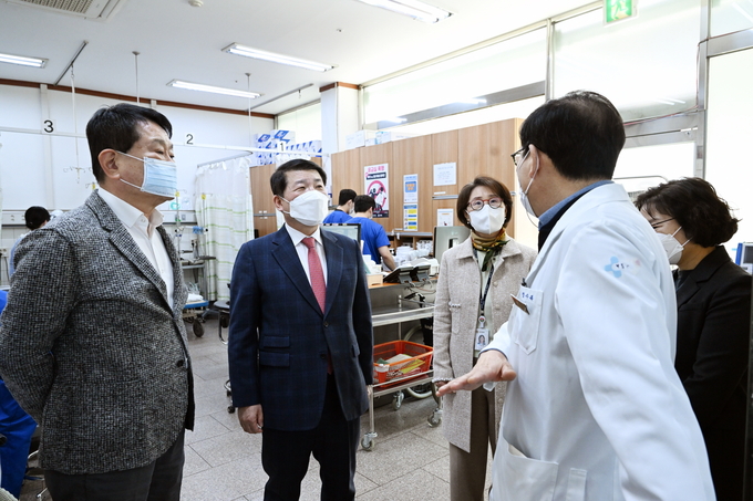 백경현 구리시장이 13일 지역응급의료기관인 윤서병원을 방문해 관내 비상진료체계를 점검하고 있다. (사진=구리시 제공)