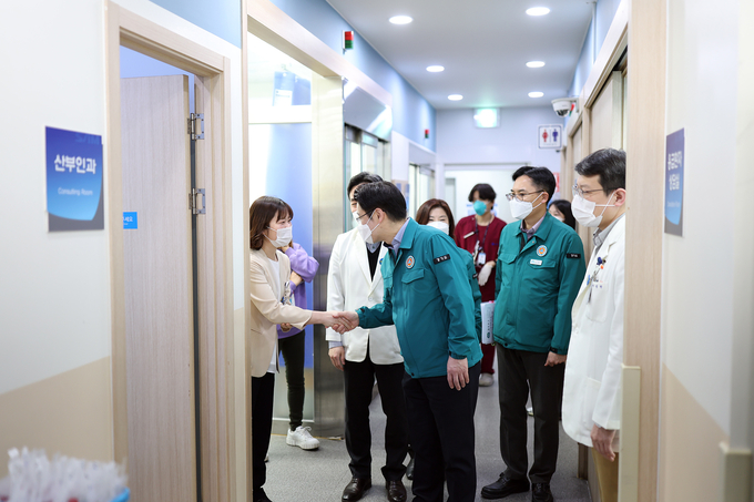 13일 오병권 경기도 행정1부지사가 지역응급의료센터 안양샘병원을 찾아진료상황 등을 점검하고 현장 관계자들을 격려하고 있다. (사진=경기도 제공)