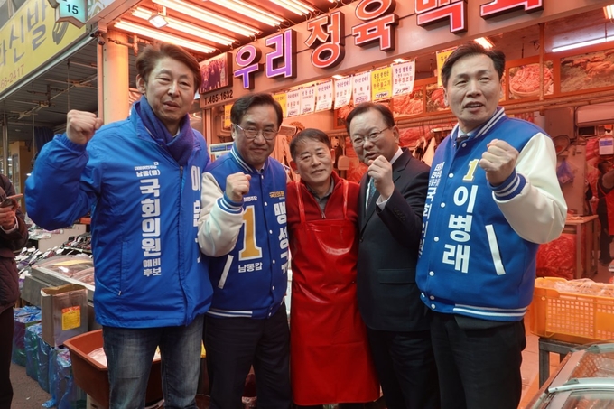 김부겸 더불어민주당 상임공동선대위원장이 13일 남동구 모래내시장을 방문해 남동구 총선 예비후보들과 상인들을 만나 기념촬영을 하고 있다. ( 사진 = 맹성규 예비후보 선거사무소 제공 )