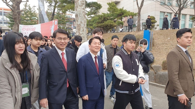 안철수 국민의힘 선대위원장이 지난 12일 윤상현 동구미추홀구을 예비후보와 인하대학교 캠퍼스를 걷고 있다. ( 사진 = 윤상현 예비후보 선거사무소 제공 )