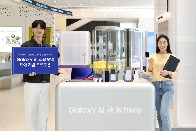 삼성스토어 홍대에서 삼성전자 모델이 '갤럭시 AI 적용 모델 확대 기념 프로모션'을 소개하는 모습. (사진=삼성전자 제공)