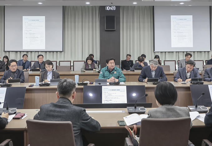 임병택 시장은 지난 13일 시청 글로벌센터에서 개최한 확대공감회의에서 “동 중심 행정은 거스를 수 없는 시대적 흐름”이라며 “시민이 체감할 수 있는 현장 중심 소통 행정을 강화해야 한다”라고 말했다. (사진=시흥시 제공)
