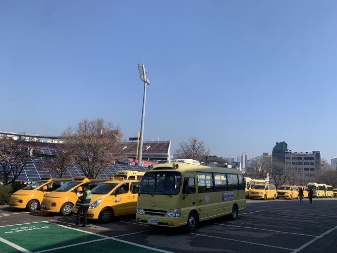 지난 13일 수원종합운동장에서 실시한 '어린이 통학버스 합동점검' 현장 모습. (사진=수원시 제공)
