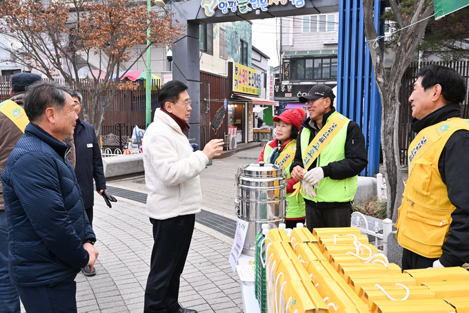 전진선 양평군수가 양평물맑은시장 고로쇠 판매 현장을 찾았다. (사진=양평군 제공)
