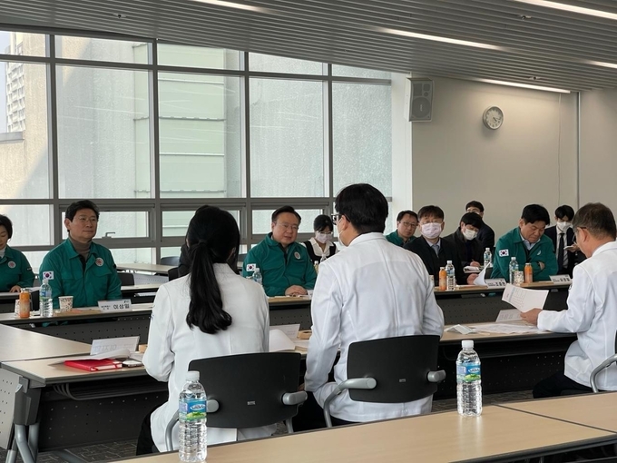 이상일 용인시장이 조규홍 보건복지부장관과 함께 강남병원을 방문해 의료 현장의 상황을 점검하고 있다. (사진=용인시 제공)