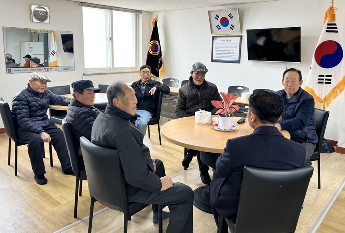 가평군 조종면 관계자가 경로당 24곳과 미등록 경로당 1곳 등 총 25곳의 경로당에 방문했다. (사진=가평군 조종면 행정복지센터 제공)