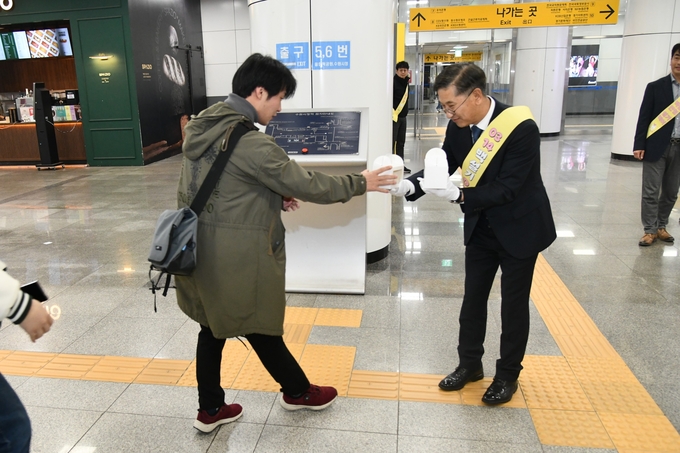 수원시청역에서 백설기를 전달하는 박옥래 본부장. (사진=경기농협 제공)