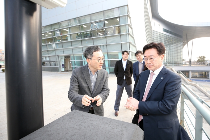 윤원석 인천경제청장이 스타트업파크를 방문해 현장 관계자에게 설명을 들으며 현장을 함께 둘러보고 있다. ( 사진 = 인천경제청 제공 )