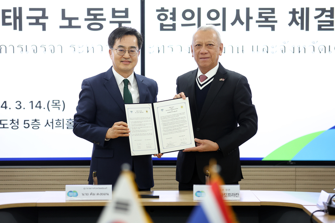 14일 경기도청에서 김동연 경기도지사와 피팟 라차킷프라칸 태국 노동부장관이 협의의사록(ROD)을 체결하고 기념촬영을 하고 있다. (사진=경기도 제공)