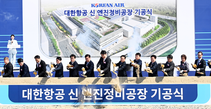 14일 유정복 인천시장이 중구 영종도 부지에서 열린 '대한항공 신 엔진정비공장 기공식'에서 조원태 한진그룹 회장과 시삽을 하고 있다. ( 사진 = 인천시 제공 )