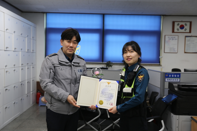 장현덕 안양동안경찰서장(왼쪽)이 13일 범계지구대를 방문해 강유민 경장에게 표창장을 수여하고 있다. (사진=안양동안경찰서 제공)