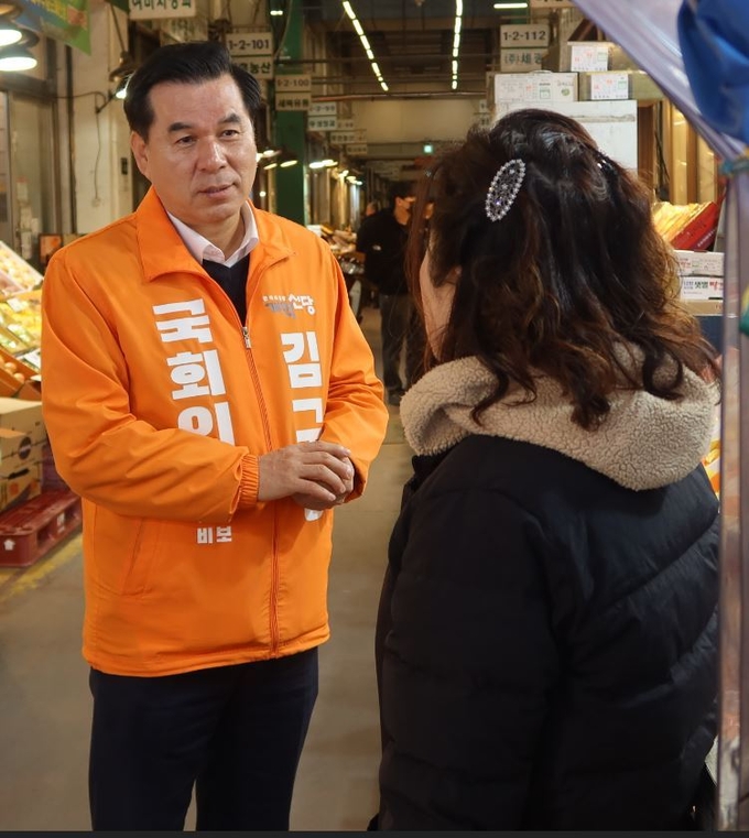 지역 주민과 소통하고 있는 개혁신당 김구영 예비후보(사진=김 후보 측 제공)