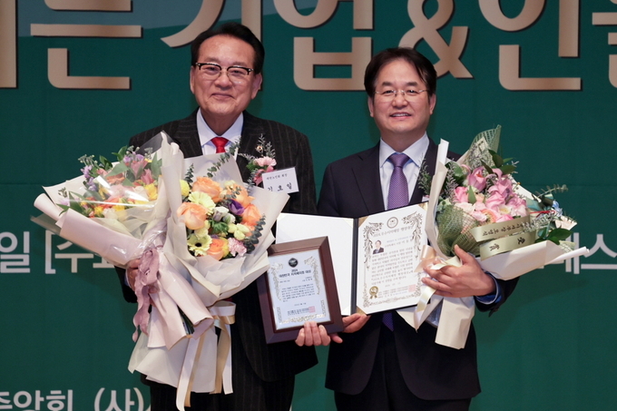 이동환 고양특례시장(우)이 수상 후 김호일 대한노인회장(좌)과 기념 촬영을 위해 포즈를 취하고 있다. (사진=고양시 제공)