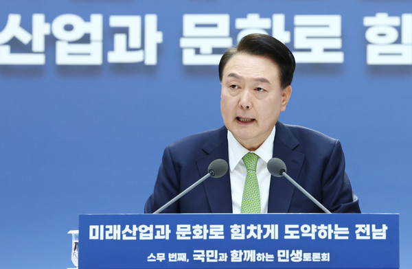 윤석열 대통령이 14일 전남 무안군 전남도청에서 '미래산업과 문화로 힘차게 도약하는 전남'을 주제로 열린 스무 번째 '국민과 함께하는 민생토론회'에서 발언하고 있다. (사진=대통령실통신사진기자단)