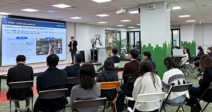 지난 13일 판교 스타트업캠퍼스에서 열린 ‘GBSA AI 정책워크숍’에서 AI 정책 전략을 공유하고 전문가 세미나를 진행하고 있다. (사진=경기도경제과학진흥원 제공)