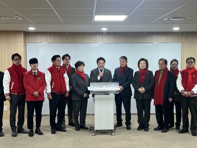 14일 국민의힘 수원특례시의회 의원들이 수원 군공항 이전 관련 입장을 밝히고 있다. (사진=수원시의회 제공)