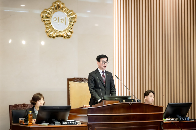 남양주시의회 이상기 부의장이 14일 제301회 임시회 본회의에서 개회를 선언하고 있다.(사진=남양주시의회 제공)