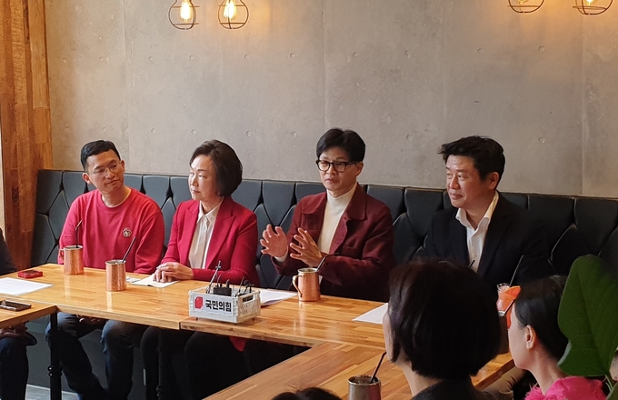 한동훈 국민의힘 비상대책위원장이 16일 오후 평택의 한 카페에서 열린 학부모 교육간담회에서 인사말을 하고 있다. (사진=나규항 기자)
