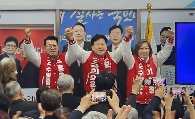 박재순(국힘·수원무) 후보가 16일 수원시 영통동 선거사무소에서 지지자들을 향해 인사를 하고 있다. 왼쪽부터 국민의힘 홍윤오(수원을), 박재순, 이수정(수원정) 후보. (사진=박 후보 측 제공)