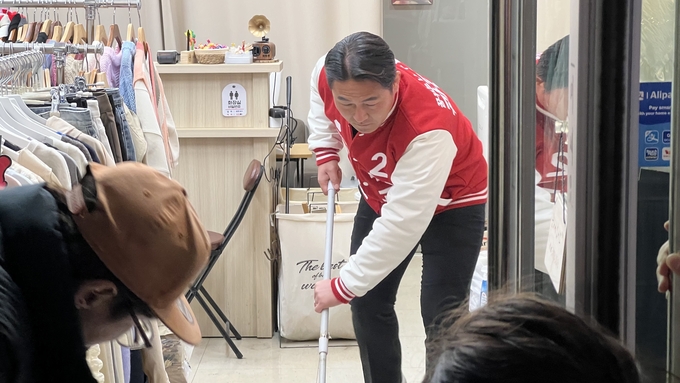 국민의힘 곽관용 남양주시을 후보가 15일 진접읍 화재 현장에서 주민들과 함께 피해복구 작업을 하고 있다.(사진=곽 후보 측 제공)