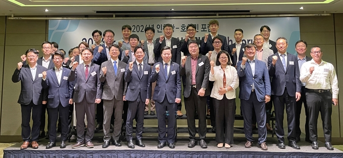‘2024년 인천항 호치민 포럼’ 행사 후 기념사진을 찍고 있다. ( 사진 = 인천항만공사 제공 )