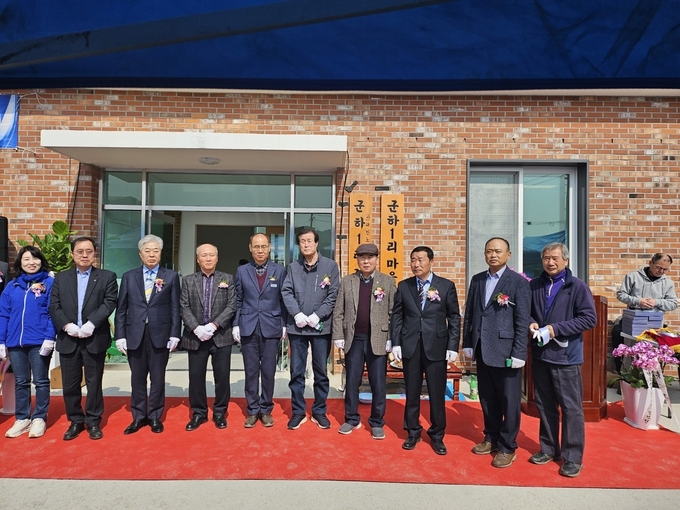 김포시 월곶면 군하1리 마을 회관 및 경로당 준공식에 황용군 노인회장, 장오규 면장, 유승환 이장 등 관계자들이 참석해 테이프커팅식을 마치고 기념사진을 찍고 있다. (사진=김포시 제공)