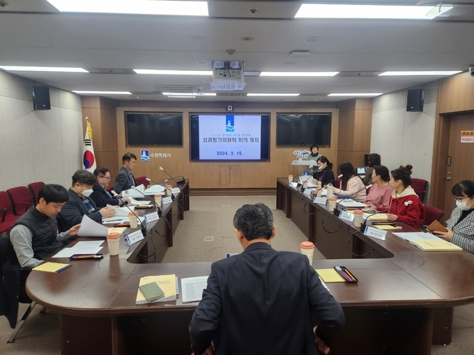 지난 15일 시청 영상회의실에서 개최된 ‘2023년도 음식물류 폐기물 발생억제 성과평가위원회’ 현장 모습. (사진=수원시 제공)