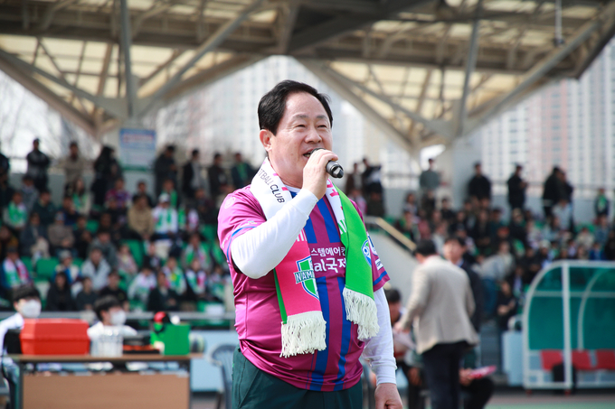 주광덕 남양주시장이 남양주시민축구단 홈 개막전에서 2천여 명의 관중에게 축하 인사말을 하고 있다.(사진=남양주시 제공)