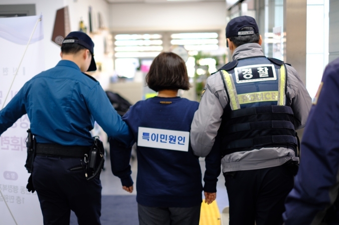 시흥시 신현동은 지난 14일 동 행정복지센터 1층 민원실에서 장곡지구대 경찰, 경비업체와 합동으로 특이민원 대응 모의훈련을 진행했다. (사진=시흥시 제공)