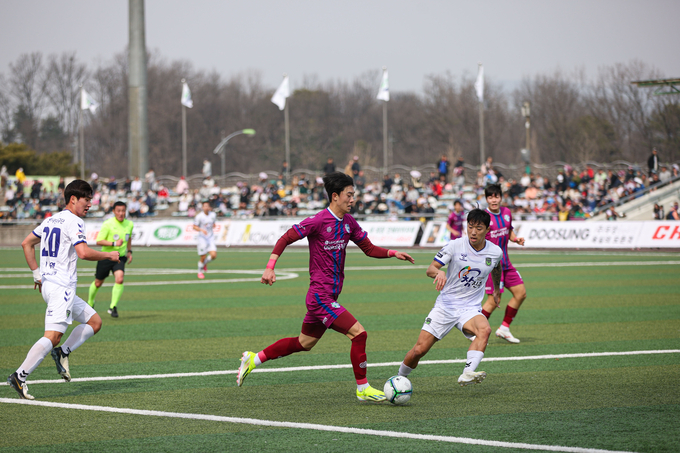 남양주시민축구단(남양주FC) 홈 개막전에서 10번 이종열 (FW) 선수가 진주시민축구단 선수들을 제치고 골문을 향해 드리볼을 하고 있다.(사진=남양주시 제공)