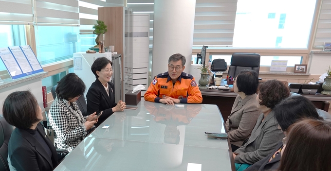 용인소방서가 의료계 집단행동의 장기화 우려와 의료공백 대처방안을 논의하기 위해 소방-보건소 간 기관장 간담회를 개최했다. (사진=용인소방서 제공)<br>
