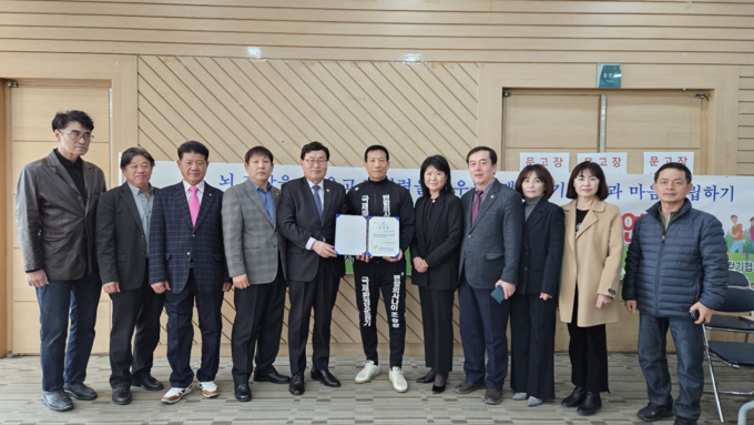 조승환 홍보대사와 구리시맨발걷기협회 임원진. (사진=구리시맨발걷기협회 제공)