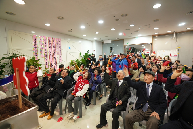 이행숙 서구병 국민의힘 예비후보 선거사무소 개소식에서 참석자들이 오색찬란한 검단을 만들겠다는 염원을 담아 종이비행기를 날리고 있다. ( 사진 = 이행숙 선거사무소 제공 )