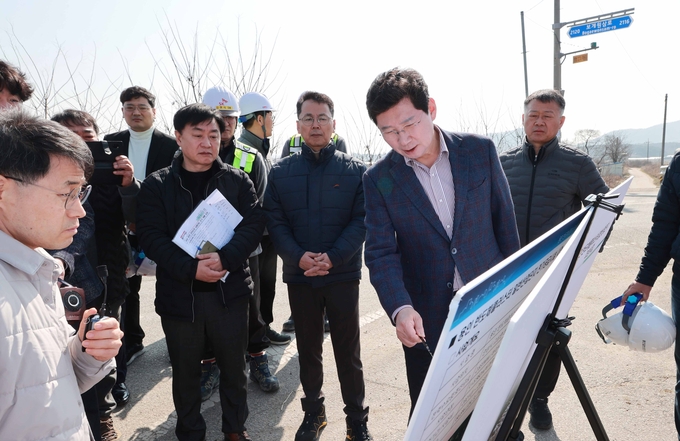 이상일 용인시장이 보개원삼로 확장공사 현장을 방문해 진행 상황을 살피고 있다. (사진=용인시 제공)