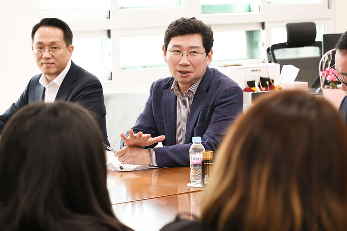 이상일 용인시장이 학부모 대표들과 간담회를 갖고 있다. (사진=용인시 제공)<br>
