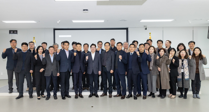 지난 15일 경기도청에서 열린 ‘경기 서부·동부권 사회기반시설(SOC) 대개발 구상 협의체’ 첫 회의에서 오병권 경기도 행정1부지사 등 참석자들이 기념촬영을 하고 있다. (사진=경기도 제공)