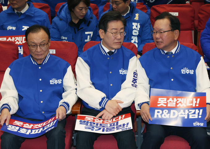더불어민주당 이재명 대표(가운데)와 김부겸 상임공동선대책위원장이 17일 서울 여의도 국회 의원회관에서 열린 제22대 총선 후보자 대회에서 대화를 하고 있다. (사진=연합뉴스)