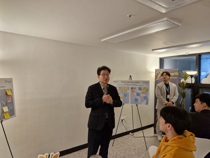 염태영(민주·수원무) 국회의원 후보가 지난 16일 수원시 권선구 새빛청년존에서 진행된 ‘청년정책 제안 라운지 : 꿈 TALK’에 참석해 발언하고 있다. (사진=염 후보 측 제공)
