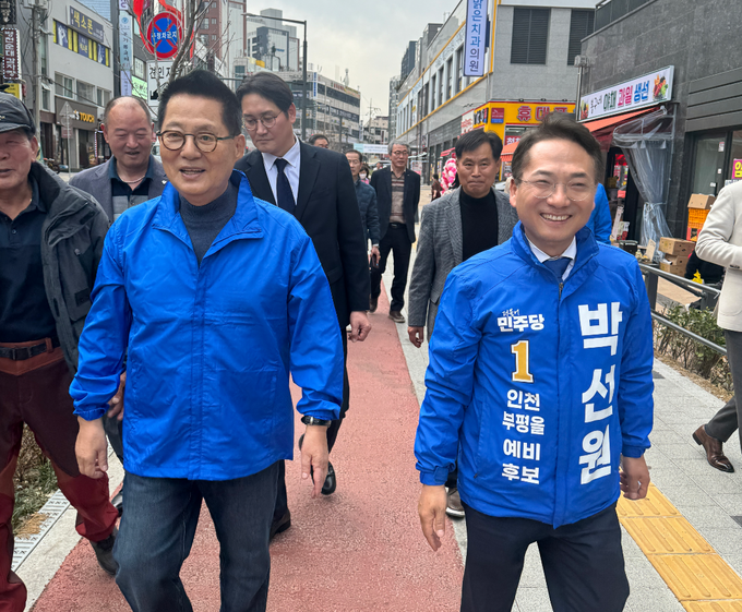 박선원 더불어민주당 인천 부평구을 예비후보는 지난 16일 부평구 산곡동에서 박지원 전 국정원장에게 지지와 격려를 받았다. ( 사진 = 박선원 선거사무소 제공 )