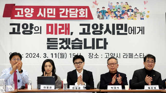 한동훈 국민의힘 비상대책위원장(가운데)와 ‘경기-서울 리노베이션 TF(태스크포스)’ 위원들이 11일 고양을 찾아 시민 간담회를 실시했다. (사진=옥지훈 기자)