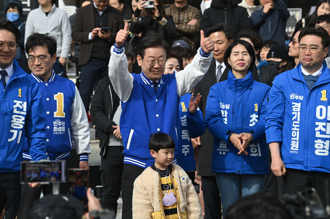 이재명 더불어민주당 대표(가운데)가 17일 동탄 호수공원에서 기자회견을 열고 양 손 높이 엄지를 치켜세우고 있다. (사진=옥지훈 기자)