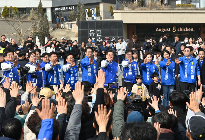 더불어민주당 이재명 대표(가운데)와 제22대 총선 민주당 후보 등이 17일 동탄 호수공원에서 기자회견을 마친 뒤 “미스터 프레지던트 윤, 스톱!” 구호를 외치며 멈춰 퍼포먼스를 하고 있다. (사진=옥지훈 기자)