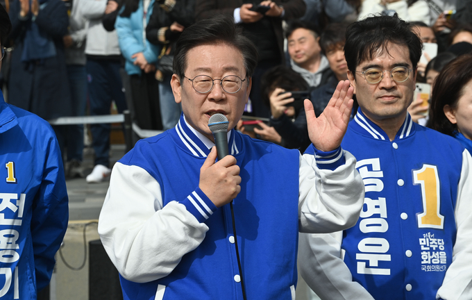이재명 더불어민주당 대표가 17일 화성 선거구 후보 지지차 방문한 동탄 호수공원에서 발언하고 있다. (사진=옥지훈 기자) 
