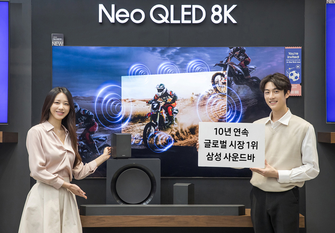 삼성전자 모델이 2024년형 사운드바 'HW-Q990D'와 2024년형 Neo QLED 8K 제품을 소개하고 있는 모습. (사진=삼성전자 제공)