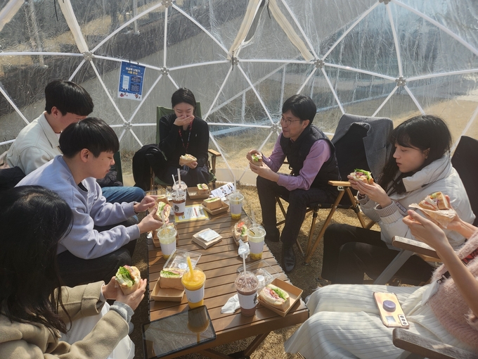 군포시가 새내기 공무원들과 조직문화 소통을 위한 '브라운책 미팅'을 추진한다. (사진=군포시 제공)